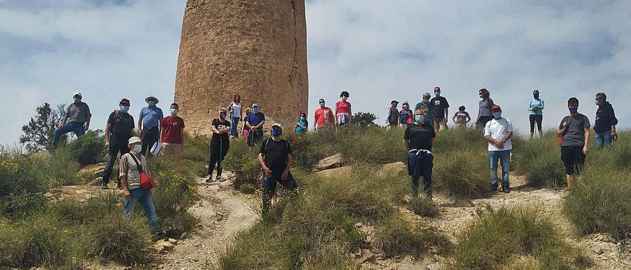 Participantes en la marcha realizada ayer a la Torre de Reixes de El Campello. | INFORMACIÓN