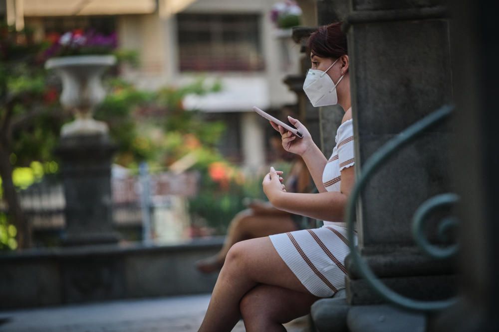 Gente con mascarillas