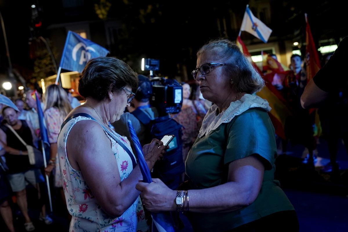 Ambiente en las sedes del PP y PSOE en la noche electoral, en imágenes