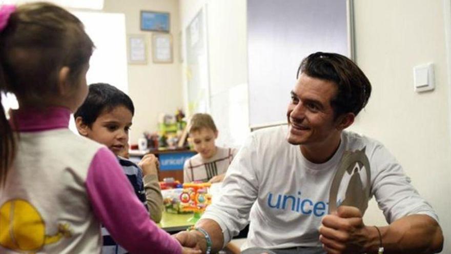 Orlando Bloom visita a niños en el este de Ucrania