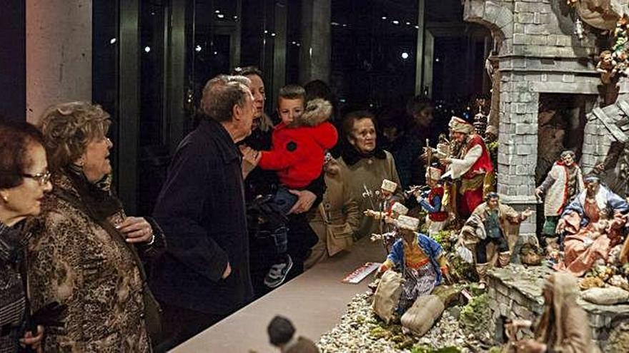 Un grupo de personas observa los detalles del belén napolitano instalado en el Centro de Interpretación de las Ciudades Medievales.