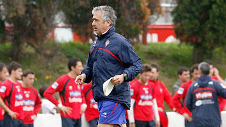 Preciado durante un entrenamiento, con la plantilla al fondo.