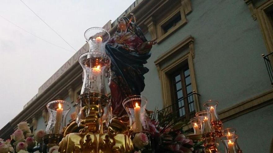 Nuestra Señora de los Dolores procesiona por la ciudad.