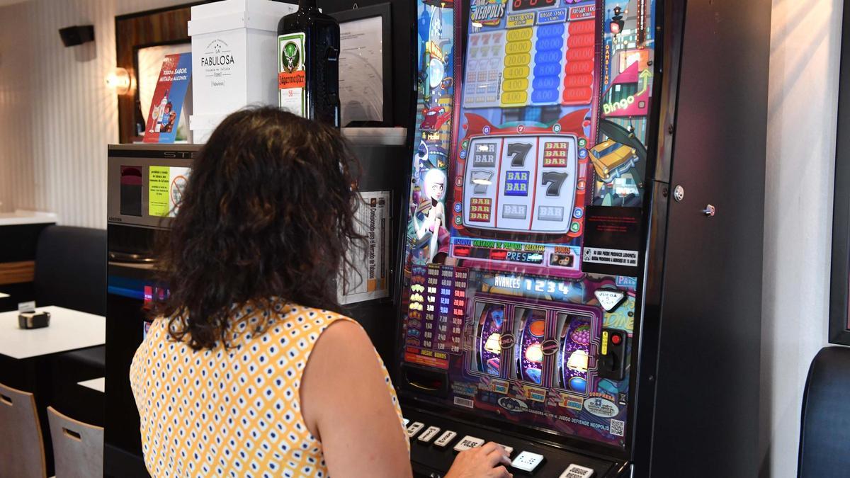 Una mujer juega en una máquina tragaperras en A Coruña