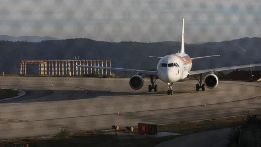 Iberia es la única aerolínea que mantiene sus vuelos en Vigo durante la crisis del coronavirus. // Ricardo Grobas