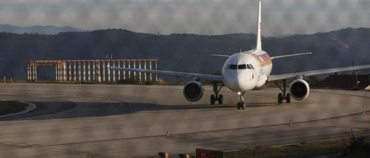 Iberia es la única aerolínea que mantiene sus vuelos en Vigo durante la crisis del coronavirus. // Ricardo Grobas