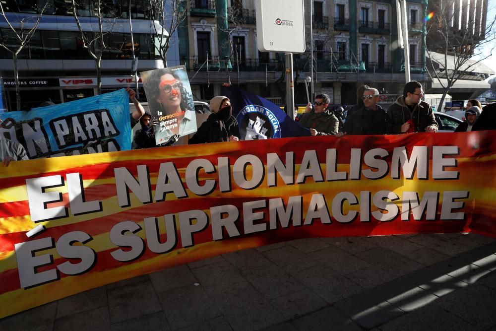 Manifestants en contra dels nacionalismes al voltant del Tribunal Suprem