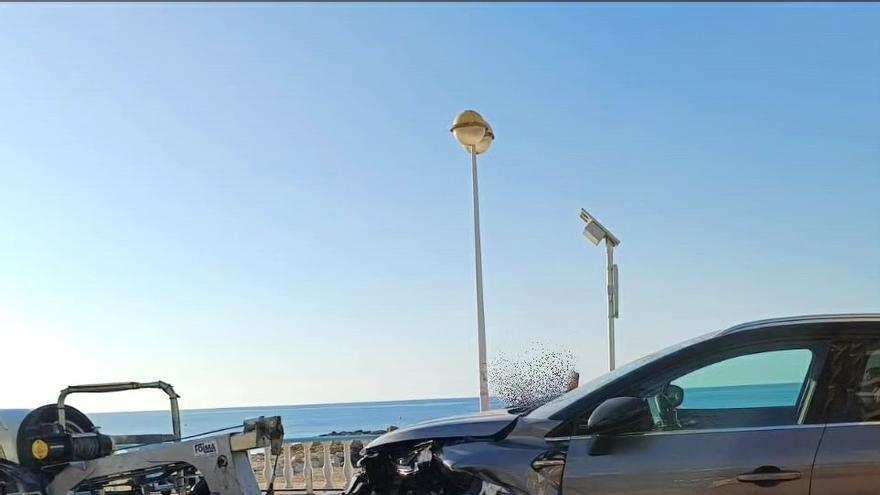 Un coche arrolla a otros cinco aparcados en el paseo de la playa de Los Locos de Torrevieja