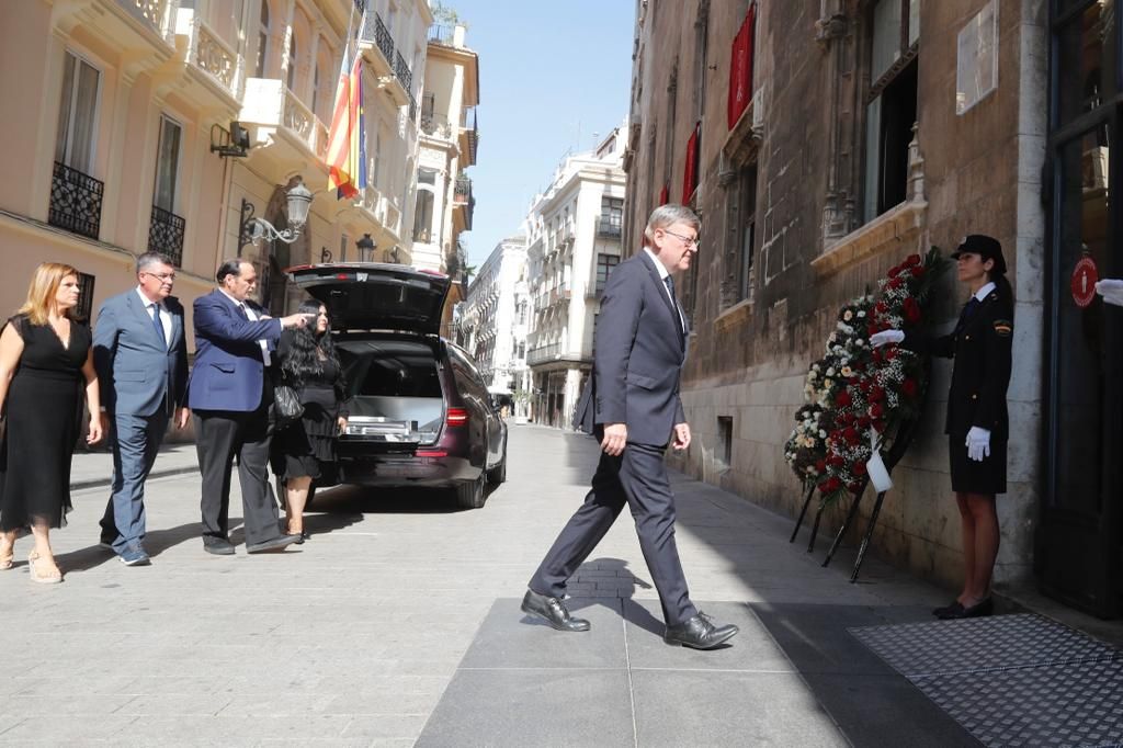 Autoridades políticas y sociales reciben el féretro de Grisolía en el Palau de la Generalitat