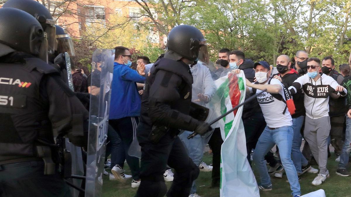 La Policía detiene a varias personas durante el arranque de campaña de VOX en Vallecas