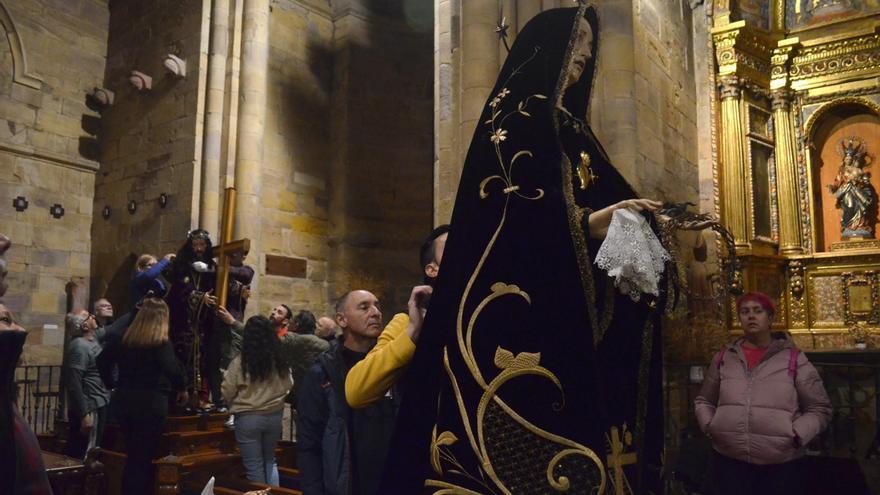 Semana Santa Benavente 2024: Así prepara la Cofradía de Jesús Nazareno las andas