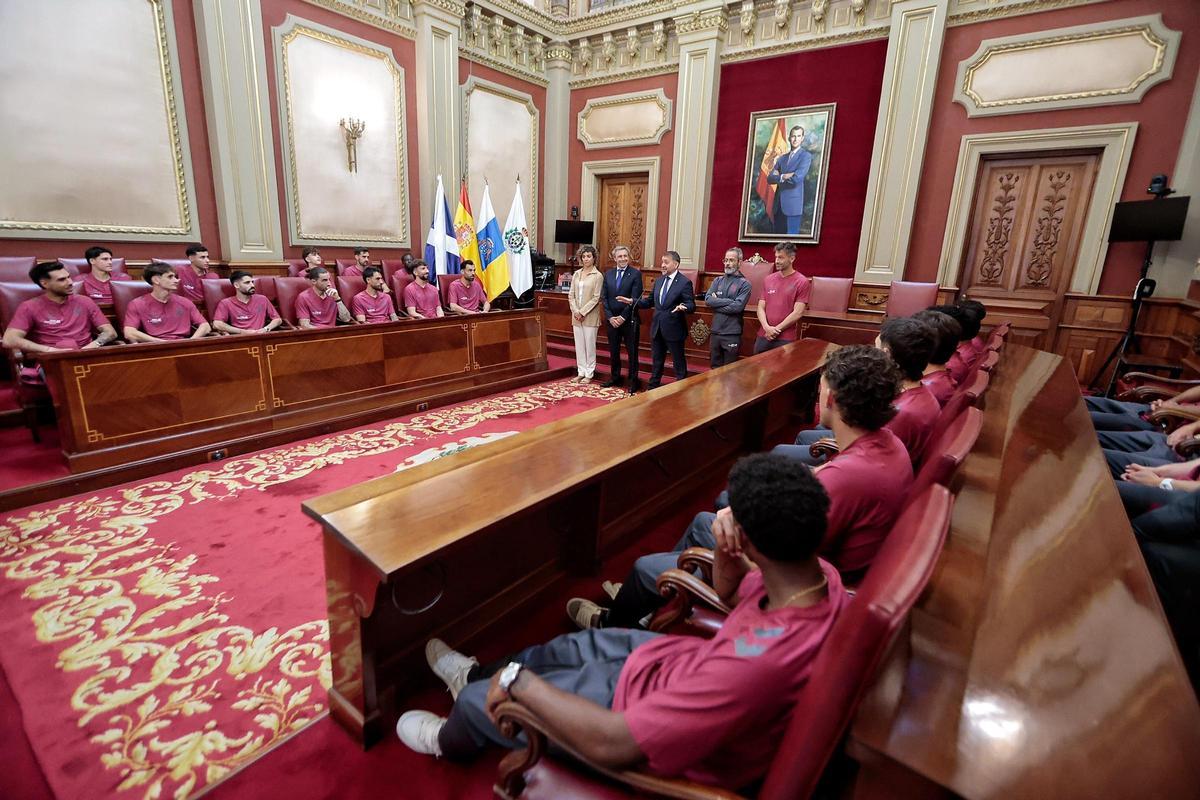 Así fue la visita institucional del CD Tenerife al Ayuntamiento de Santa Cruz