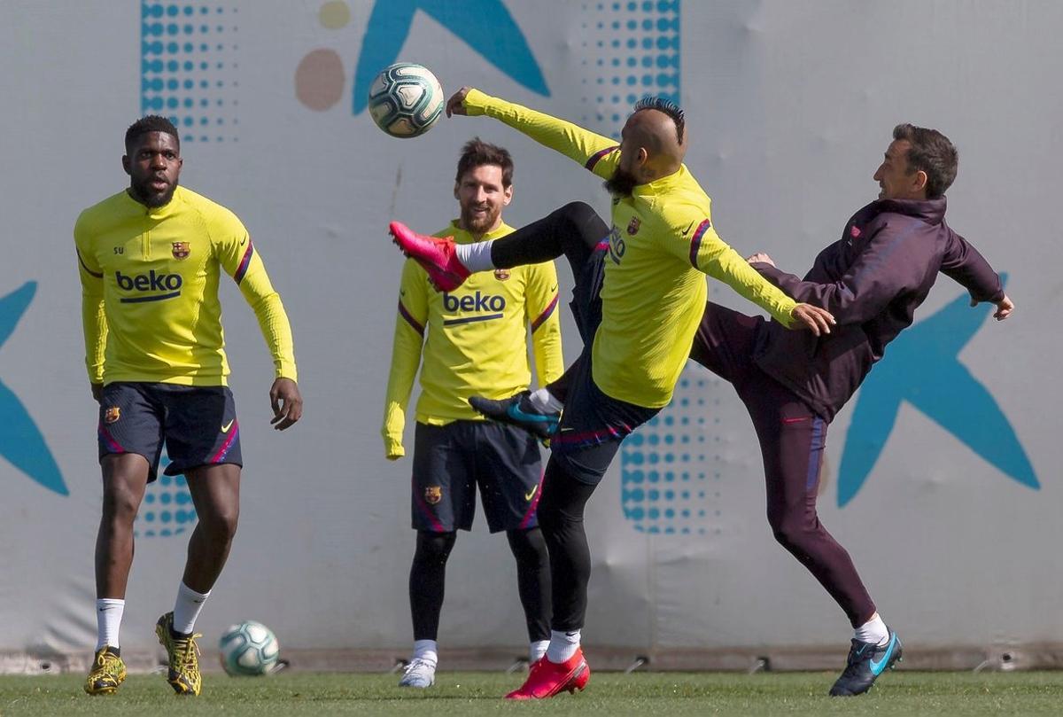 GRAFCAT2371. SANT JOAN DESPÍ (ESPAÑA), 06/03/2020.- Los jugadores del FC Barcelona, el camerunés Samuel Umtiti (i), el argentino Leo Messi (2i) , el chileno Arturo Vidal (2d) y Joan Barbera (d), durante el entrenamiento que realiza la plantilla barcelonista para preparar el partido de liga que disputarán mañana ante la Real Sociedad en el Camp Nou de Barcelona.EFE/ Enric Fontcuberta