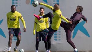 GRAFCAT2371. SANT JOAN DESPÍ (ESPAÑA), 06/03/2020.- Los jugadores del FC Barcelona, el camerunés Samuel Umtiti (i), el argentino Leo Messi (2i) , el chileno Arturo Vidal (2d) y Joan Barbera (d), durante el entrenamiento que realiza la plantilla barcelonista para preparar el partido de liga que disputarán mañana ante la Real Sociedad en el Camp Nou de Barcelona.EFE/ Enric Fontcuberta
