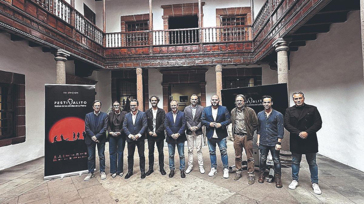 José Víctor Fuentes (cuarto por la izquierda) y representantes institucionales, ayer, durante la presentación.