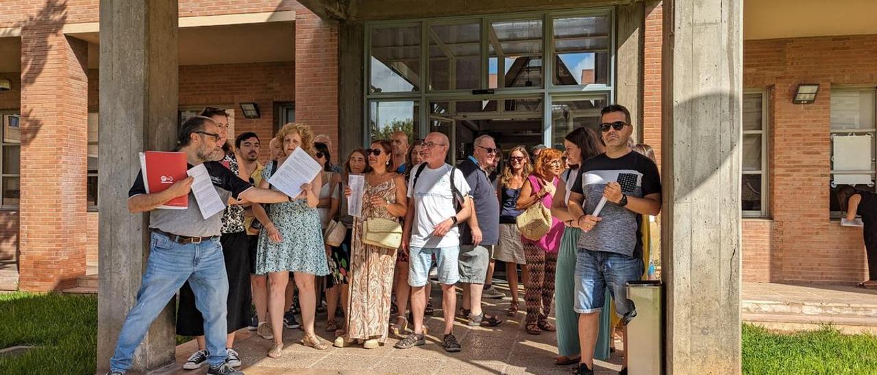 Docentes protestan a las puertas de Conselleria por los errores en las adjudicaciones de docentes.