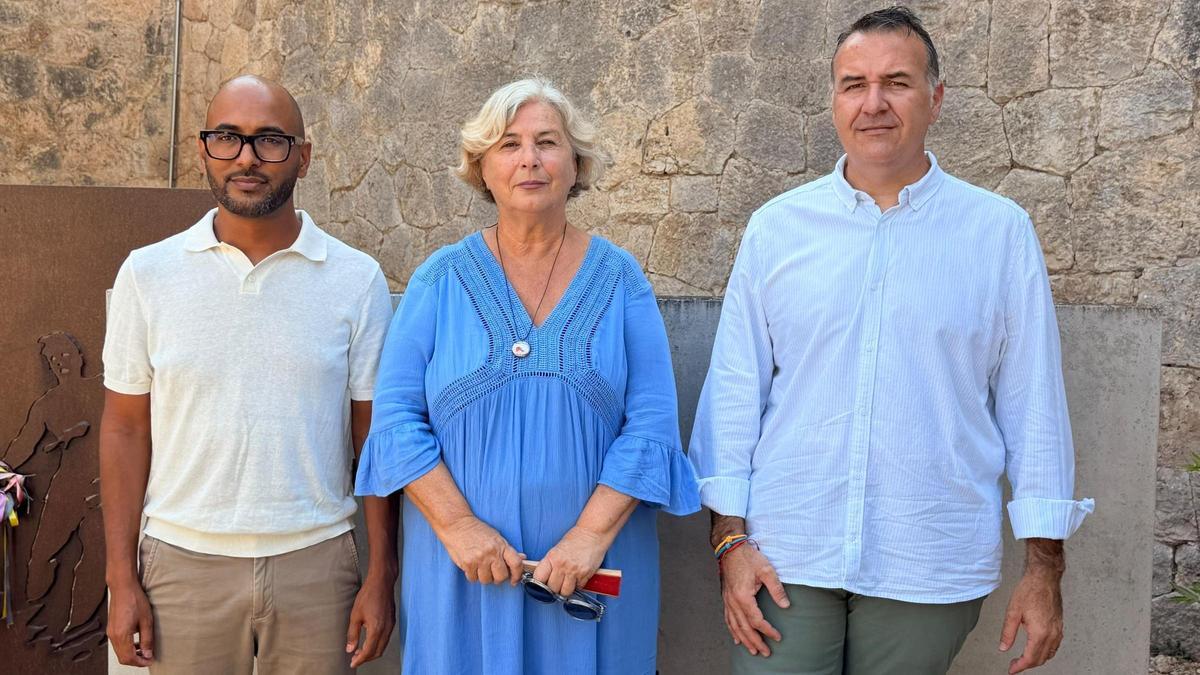 El diputado socialista Omar Lamín, la presidenta de Memòria de Mallorca, Maria Antònia Oliver, y el portavoz del PSOE en Cort, Xisco Dalmau.