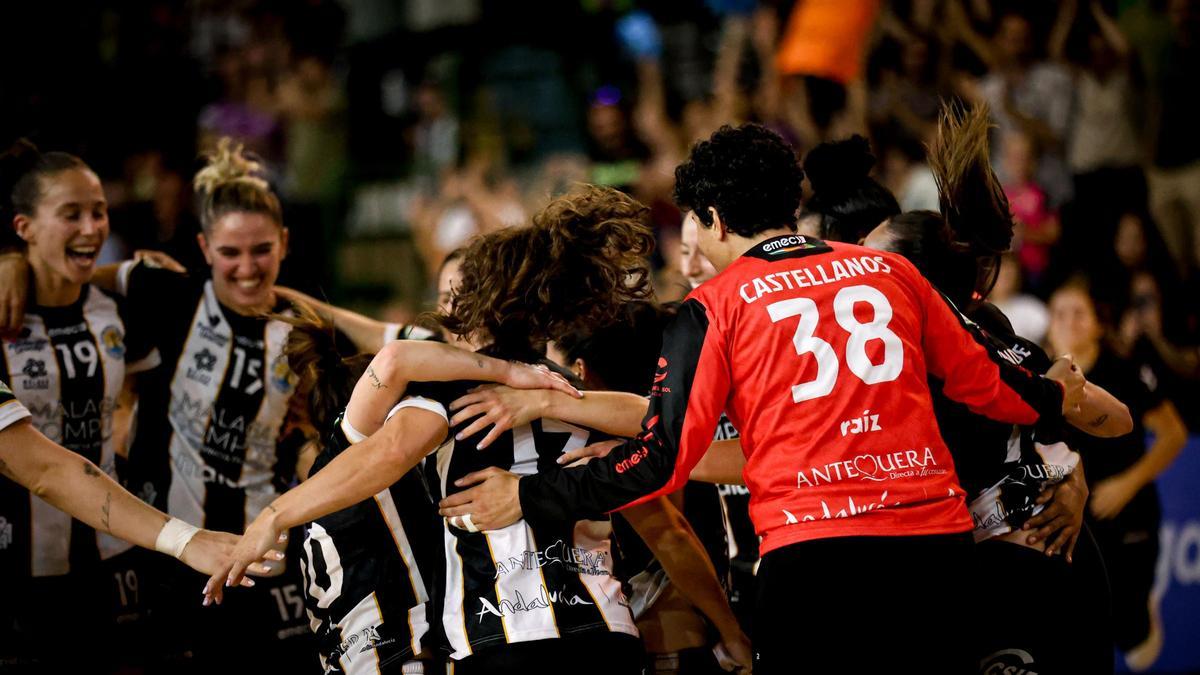 Las jugadoras del Costa del Sol Málaga se abrazan en Carranque.