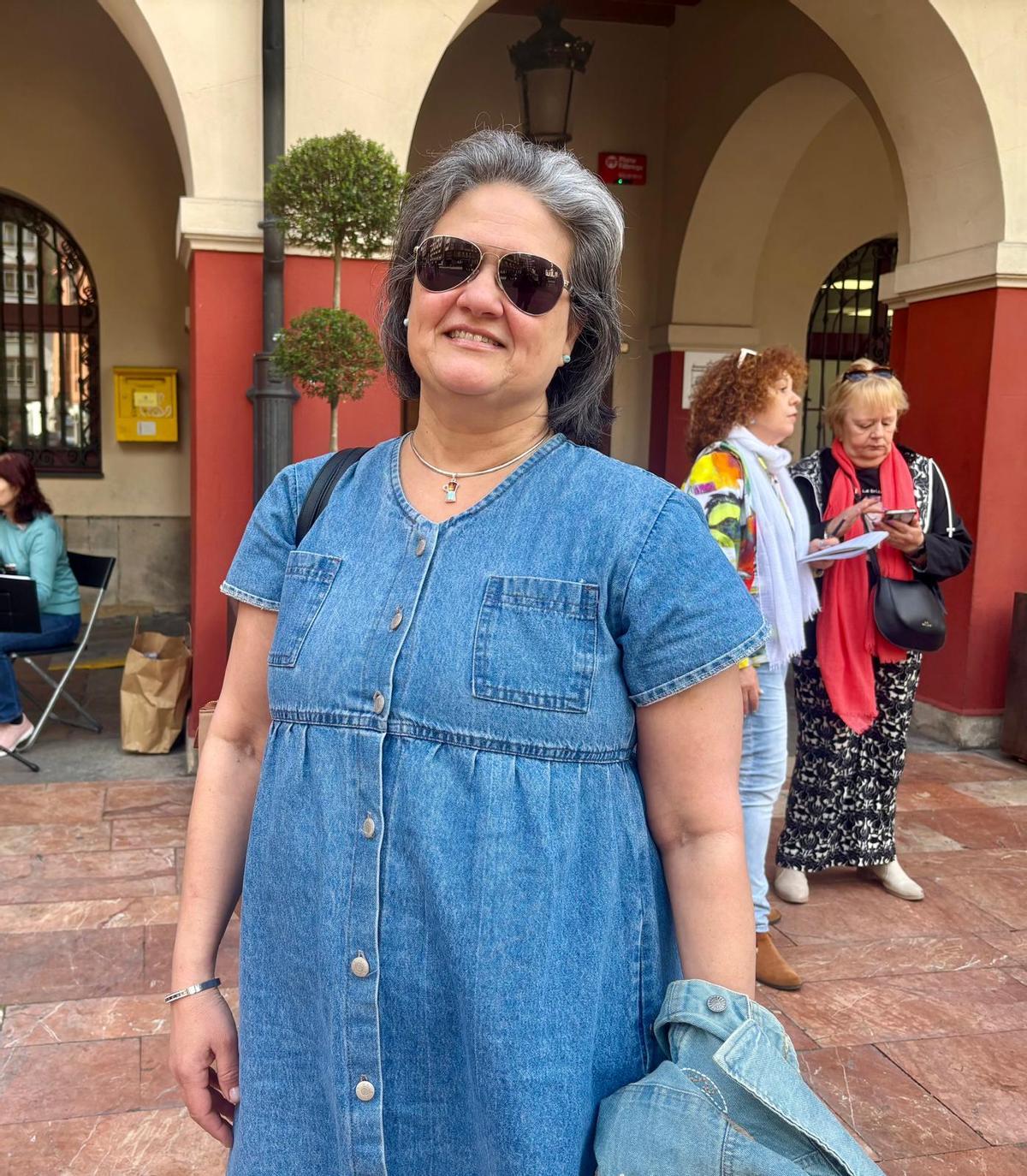 María Teresa Díaz ante el Ayuntaniento de Langreo, en Sama.