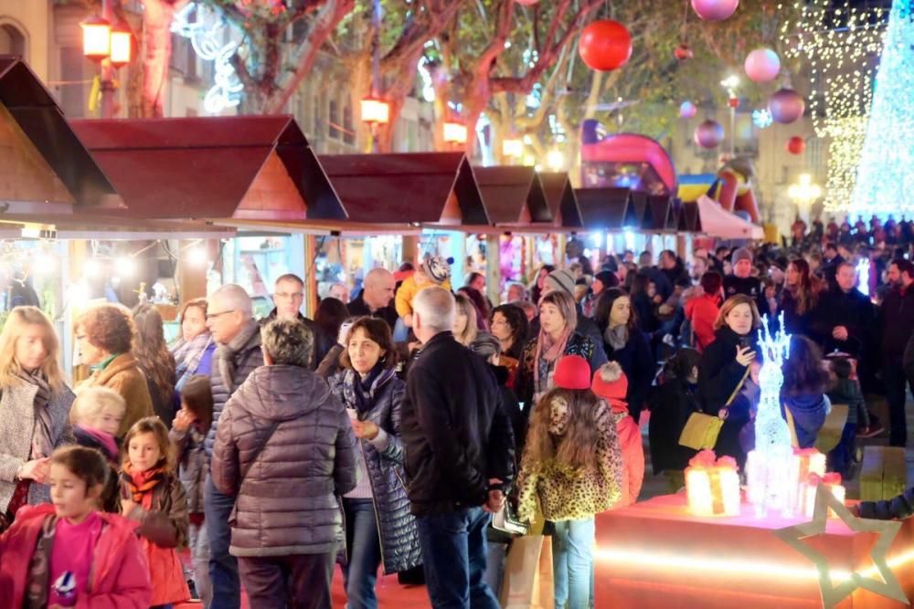 Ple absolut a la Rambla de Figueres en la inauguració del Mercat de Nadal.