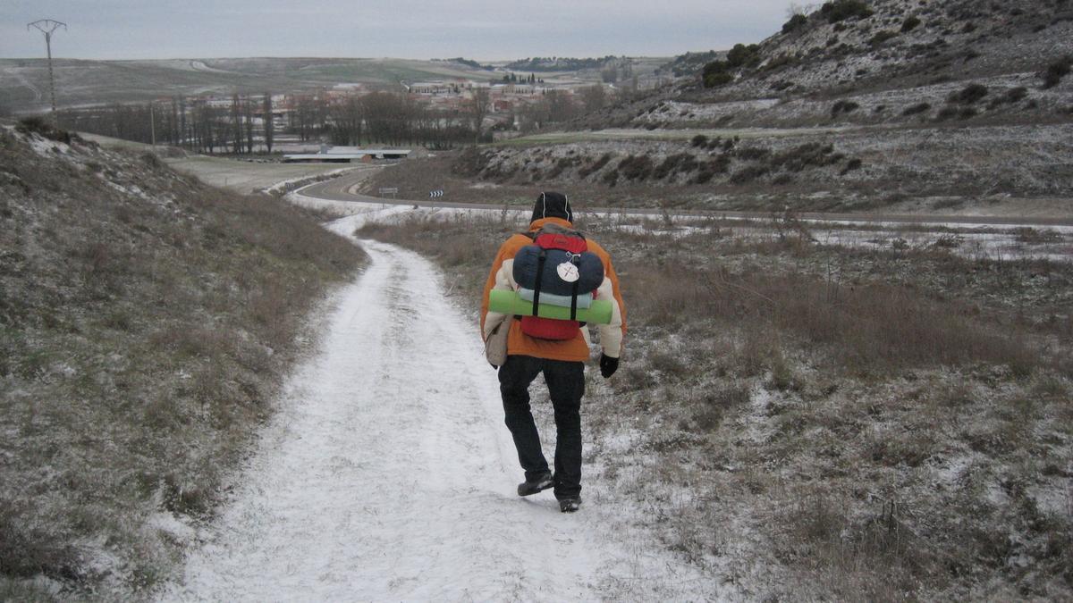 Un peregrino haciendo el Camino en invierno