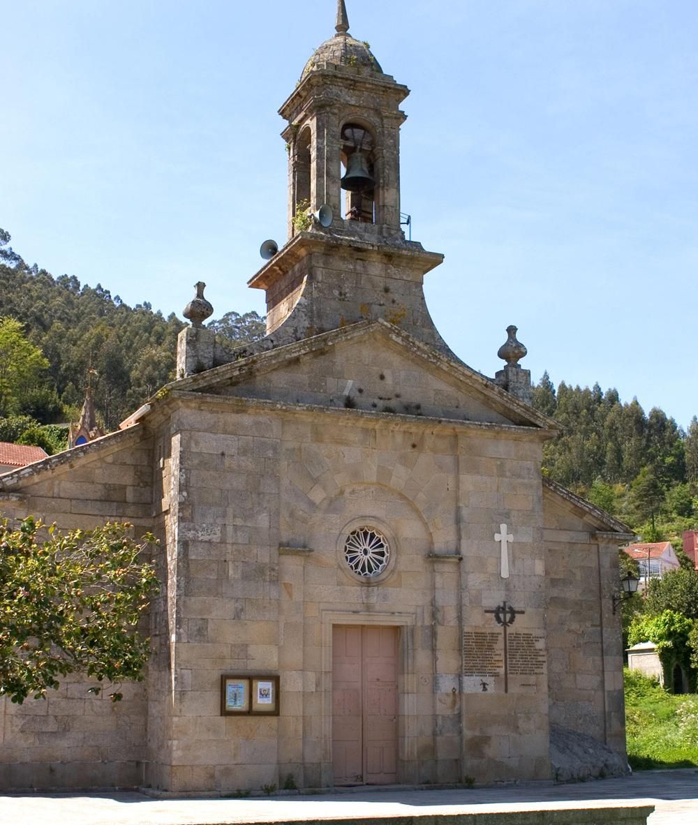 Fachada principal da igrexa de San Martiño de Bueu.