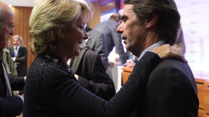 Aguirre y Aznar se saludan en el acto de FAES // Kiko Huesca (Efe)