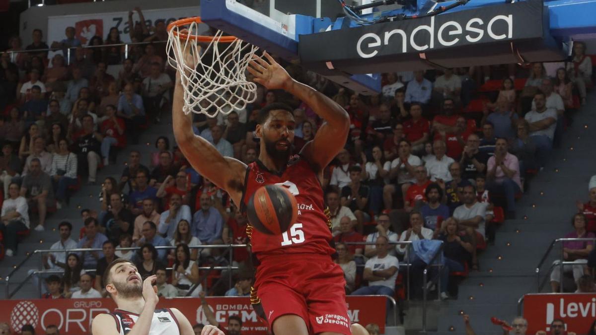 Okafor machaca el aro durante el partido frente al Baskonia en el Príncipe Felipe.