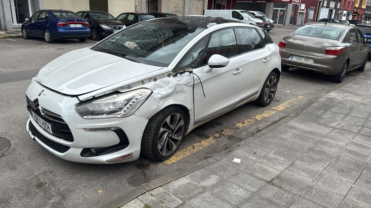El vehículo causante del siniestro, estacionado en Mieres.