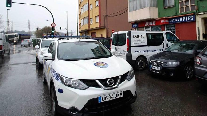 Vehículos de la Policía Local de Avilés, durante una intervención.
