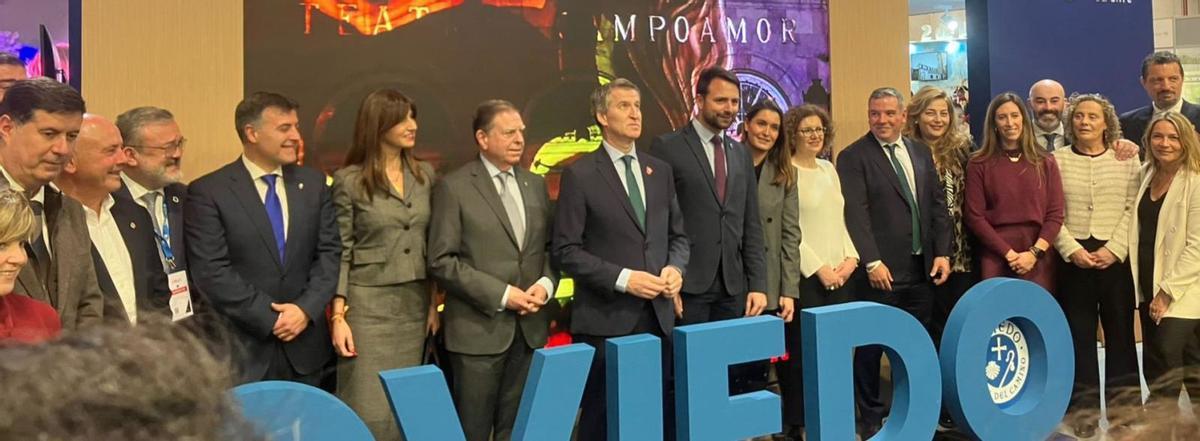 Alberto Núñez Feijóo, presidente nacional del PP, en el centro, entre Alfredo Canteli, alcalde de Oviedo, y Álvaro Queipo, en el stand de la capital.   |