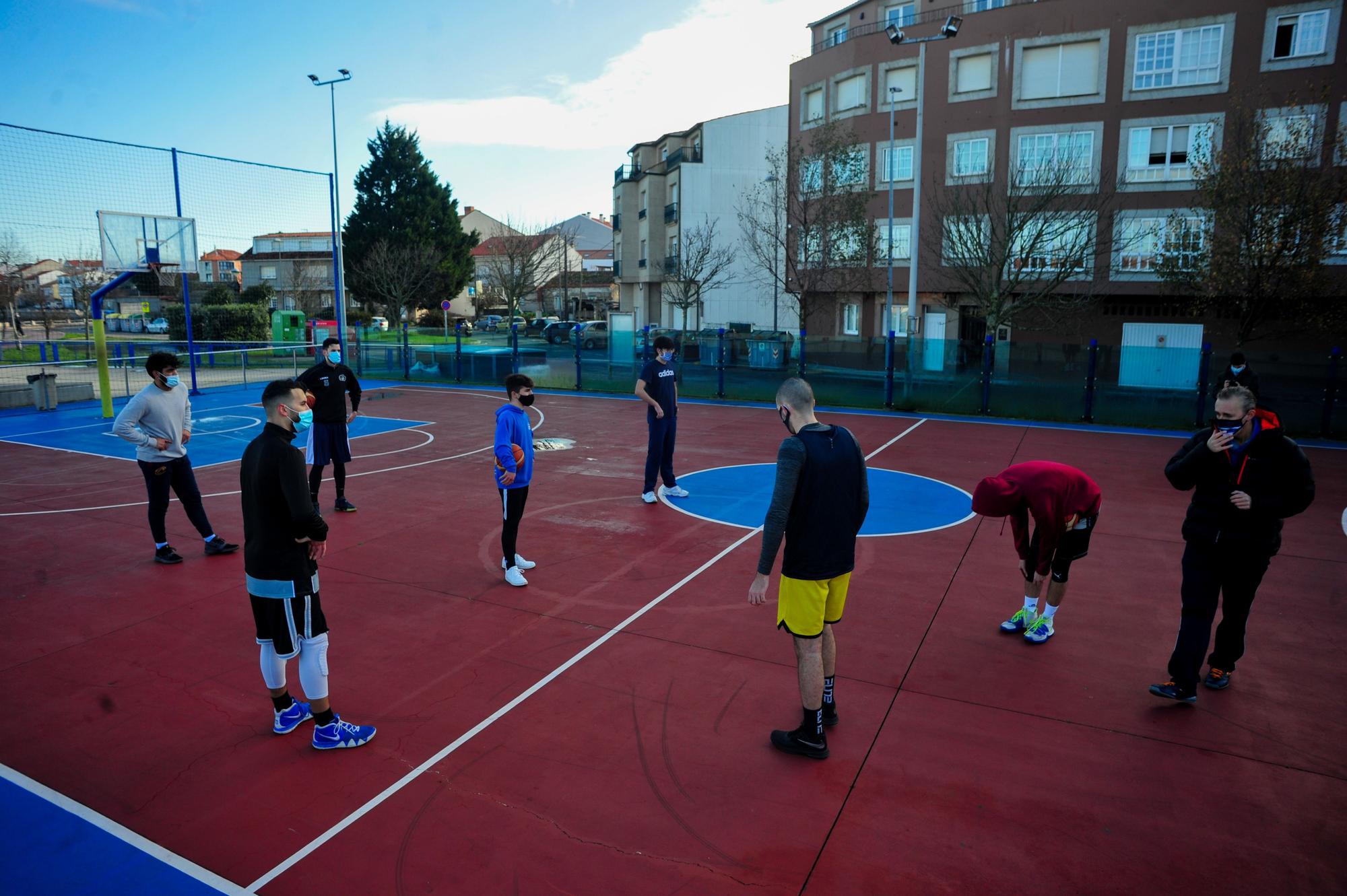 El Club Baloncesto O Meco entrena en la calle ante el cierre de las instalaciones deportivas municipales