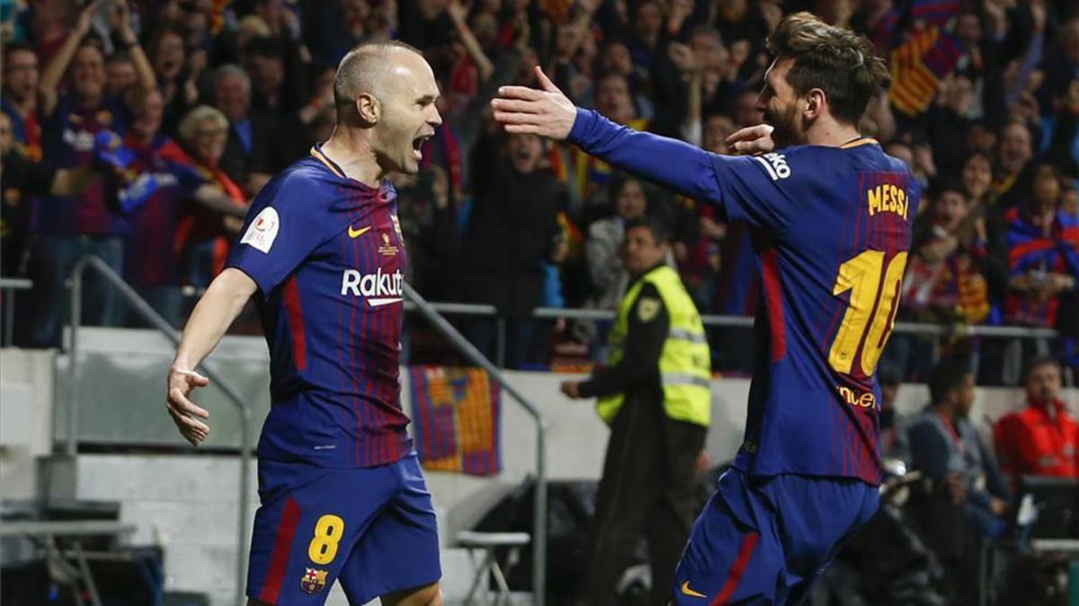 Iniesta y Messi se abrazaron efusivamente tras el gol de Andrés