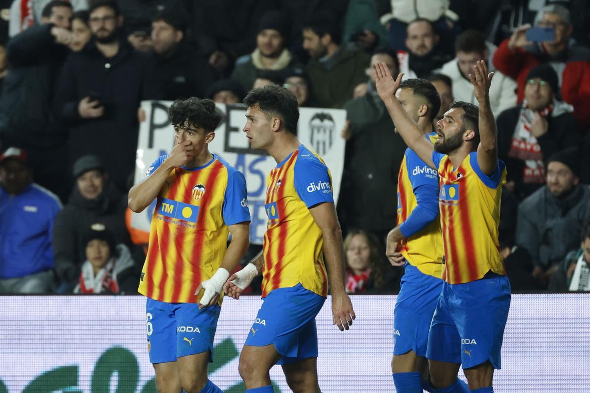 MADRID, 01/12/2025.- Los jugadores del Valencia celebran el primer gol de su equipo durante el partido de la jornada 14 de LaLiga que Rayo Vallecano y Valencia CF disputan hoy lunes en el estadio de Vallecas. EFE/Juanjo Martín