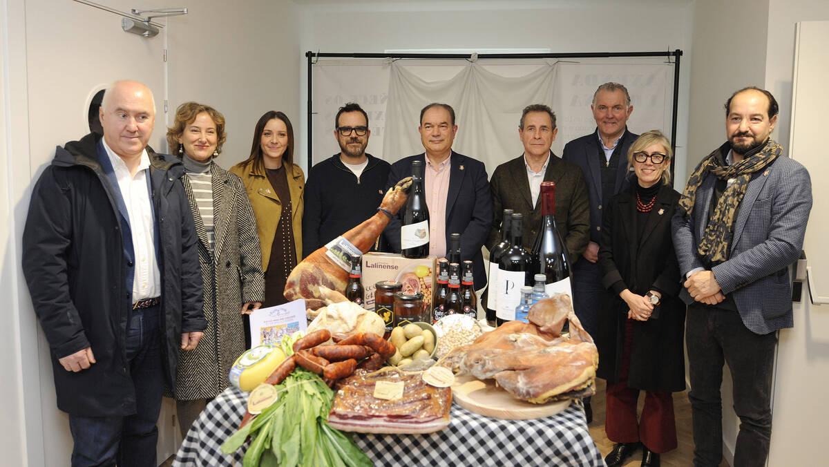 Autoridades y colaboradores  de la Feira do Cocido en la  presentación del  Cocido.
