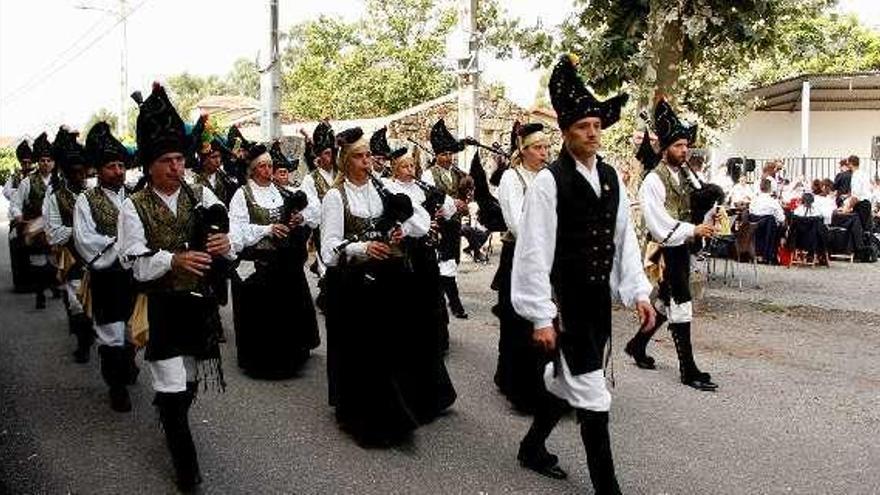 Banda de Gaitas San Xoán de Paramos en un desfile. // B.G.San X. de P.