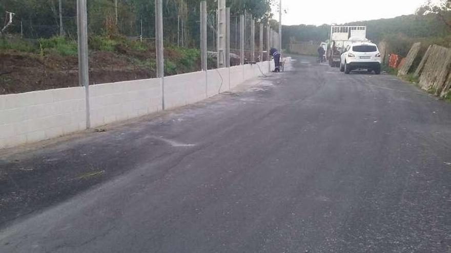 Obras de construcción del muro en el vial de Mourisca. // S. Á.