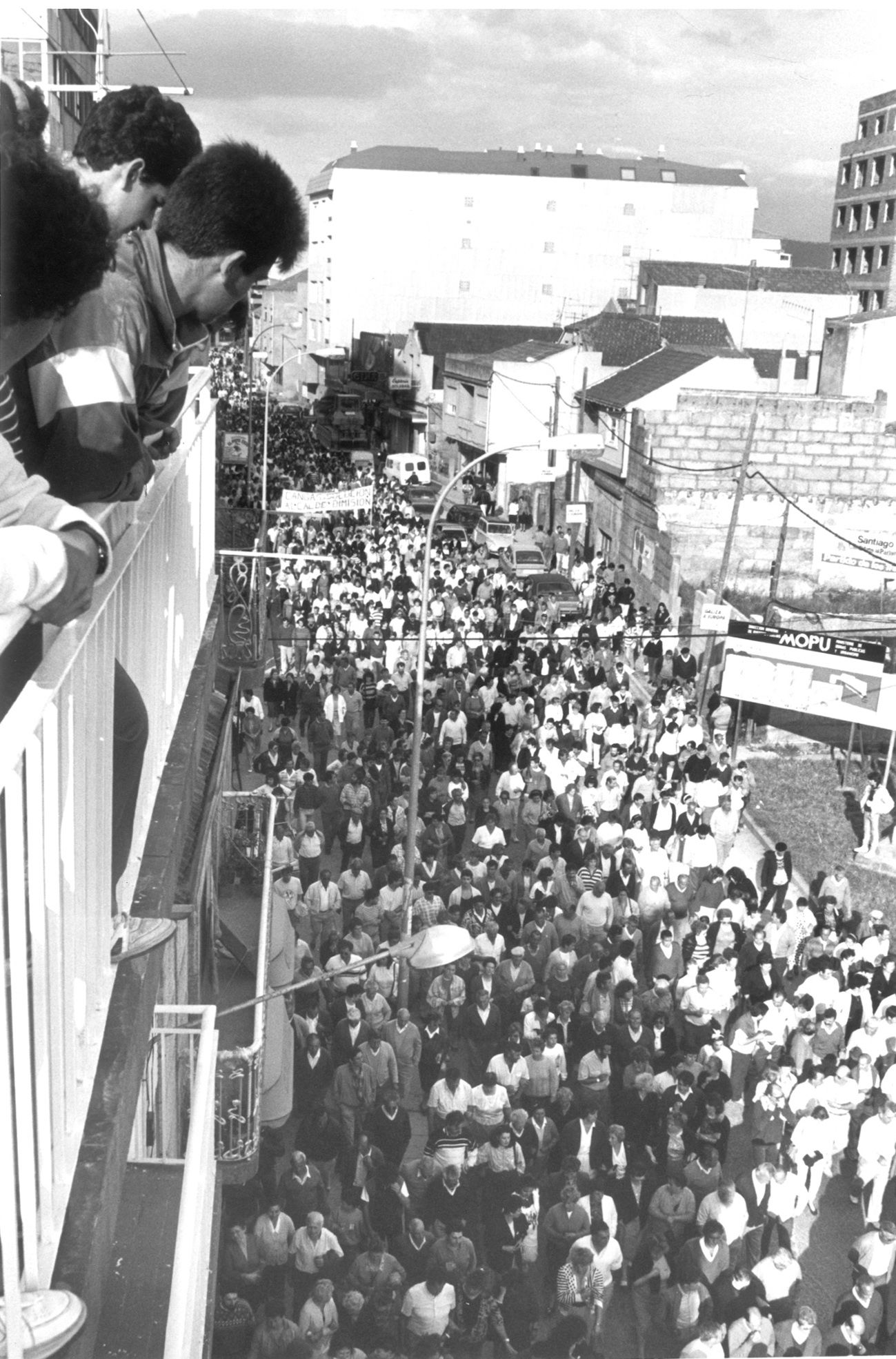 El conflicto de la contribución en Cangas: protestas y un alcalde asediado que no pudo volver a entrar en el Concello