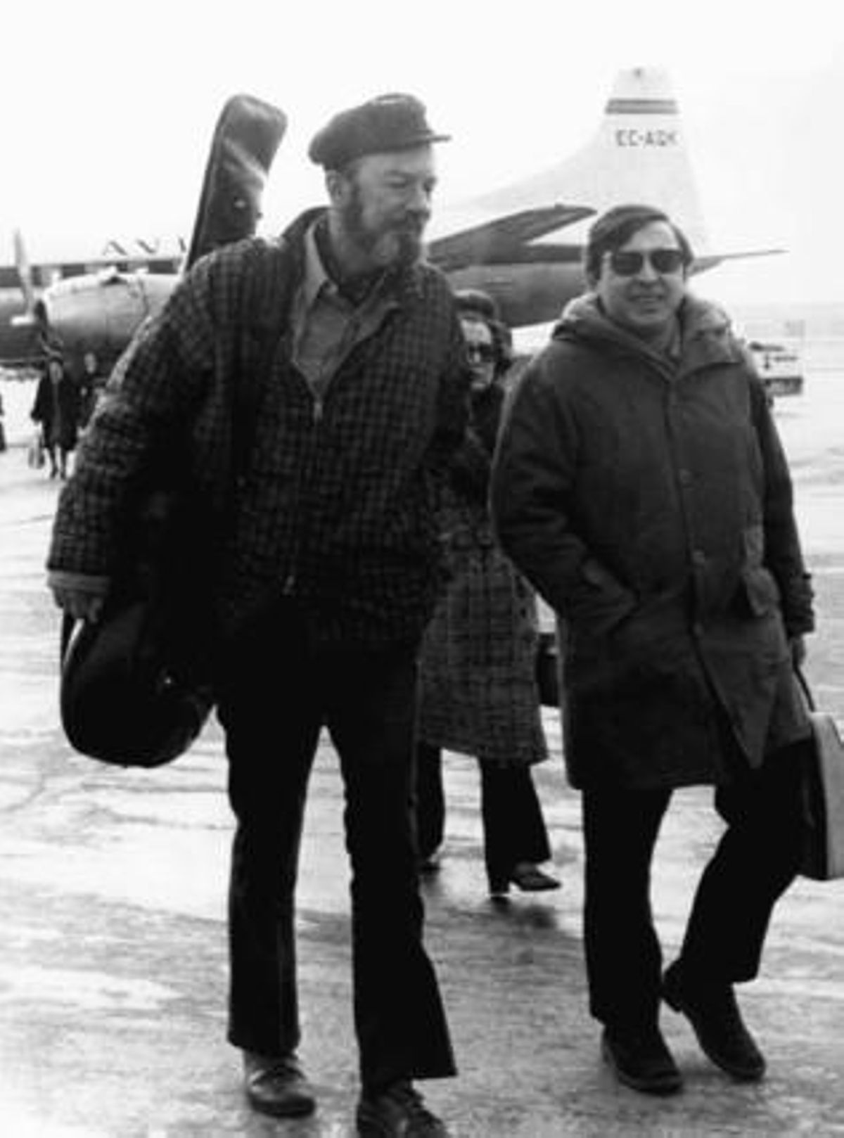 Pete Seeger, amb Raimon a l’aeroport de Barajas, el febrer de 1971.