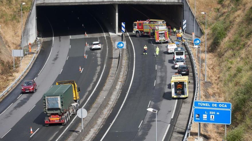 El simulacro de accidente con incendio en el túnel de la AP-53 a su paso por Oca movilizó a los efectivos de emergencia de la comarca. // Bernabé / Cris M.V.