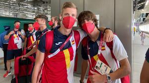 Dani Olmo y Bryan Gil, a su llegada a Miyagi, donde jugará los cuartos.