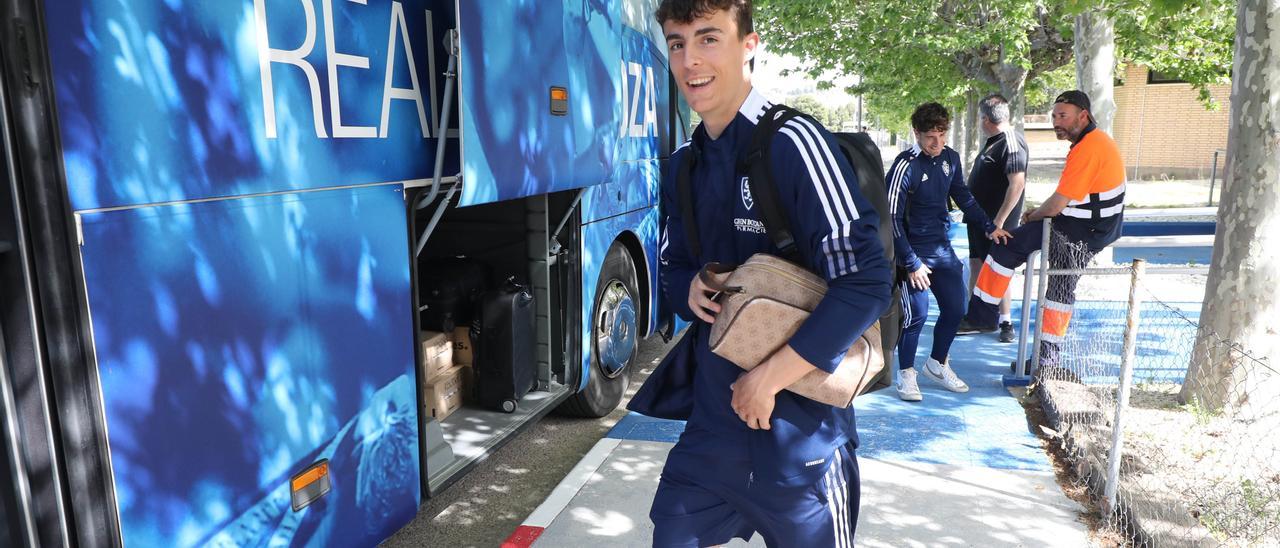 Francés, sonriente antes de empezar un viaje con el Real Zaragoza en la pasada temporada.