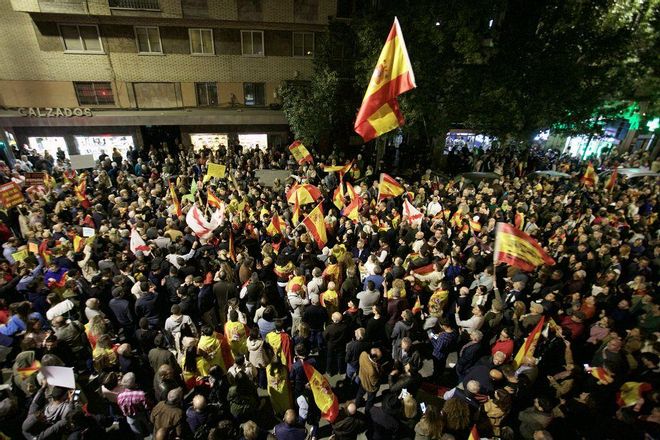 Cientos de manifestantes vuelven a asediar la sede del PSOE en Murcia