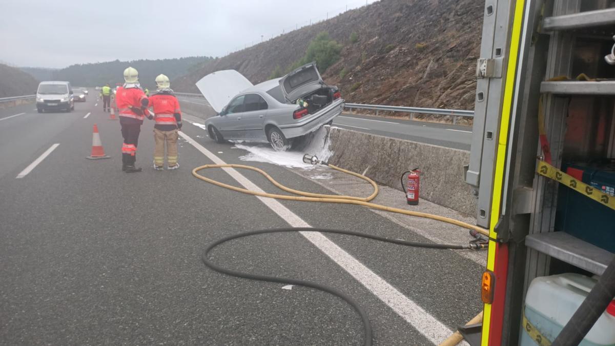 Vehículo siniestrado esta tarde en la AP-53 a su paso por Dozón.