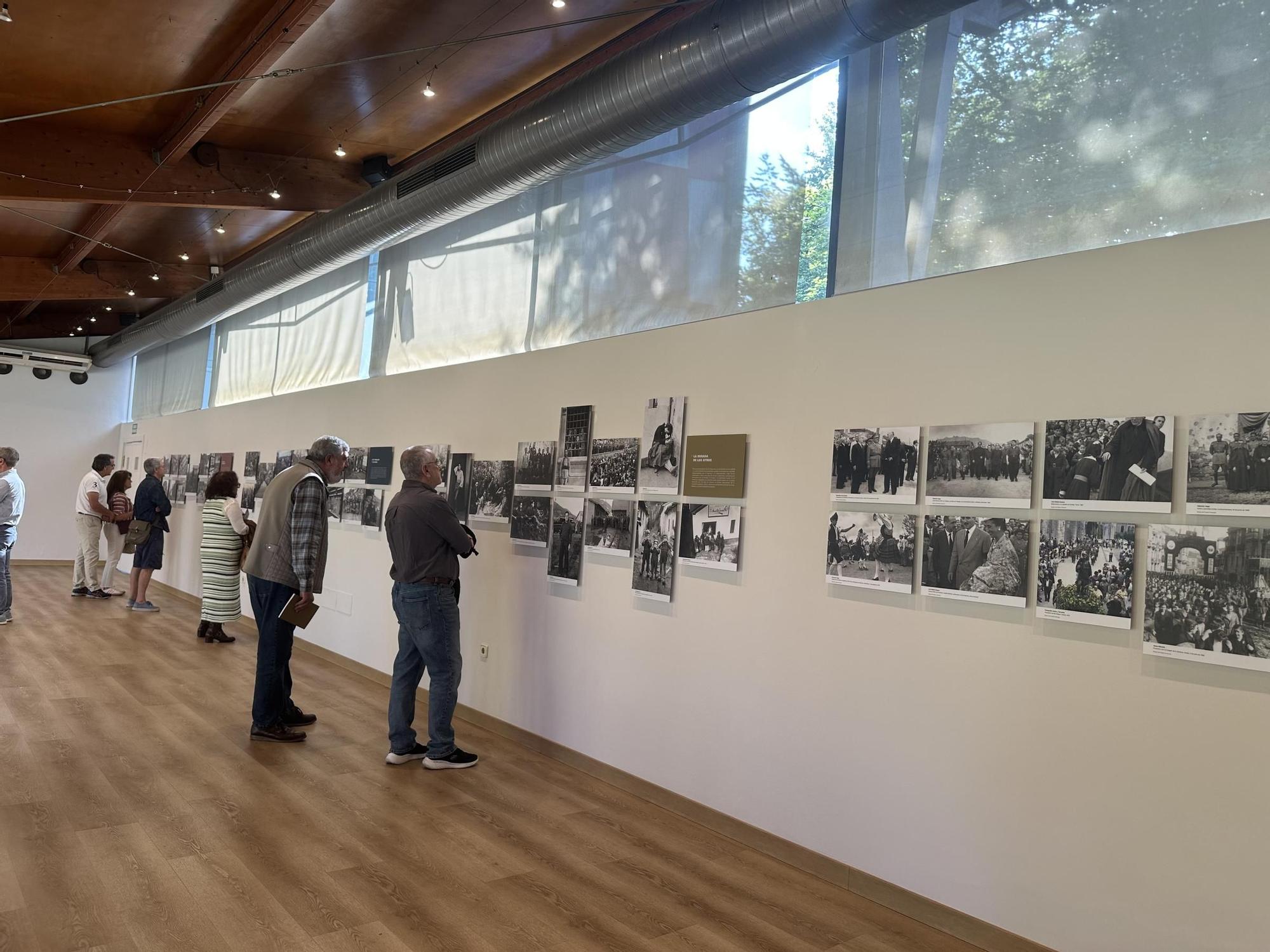Así fue la inauguración de “Lo que queda de entonces”, una memoria fotográfica a la Asturias franquista