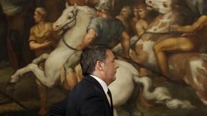 Renzi abandona la rueda de prensa en la que ha anunciado su dimisión, en el Palazzo Chigi, en Roma, en la madrugada de este lunes.