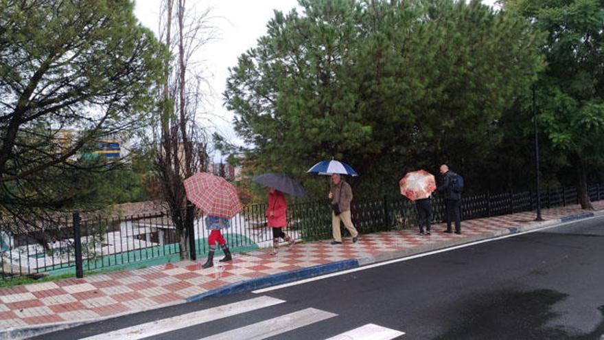 La barandilla evitará caídas en la pendiente de Arroyo de la Represa.