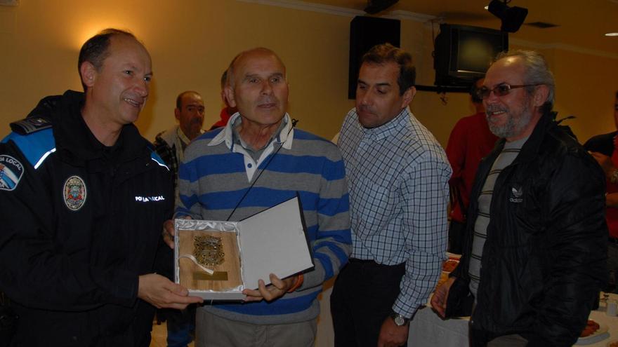 Luis Gómez Otero (centro), en la comida de despedida que le ofrecieron sus compañeros cuando se jubiló en 2012.