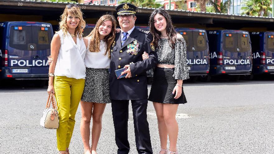 Juan Luis Regalado junto a sus hijas Cristina, Lucía y Alba.