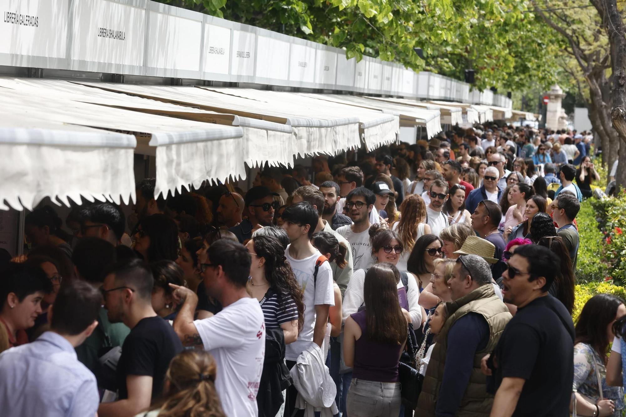 El primer fin de semana de la Fira del Llibre llena los Jardines del Real